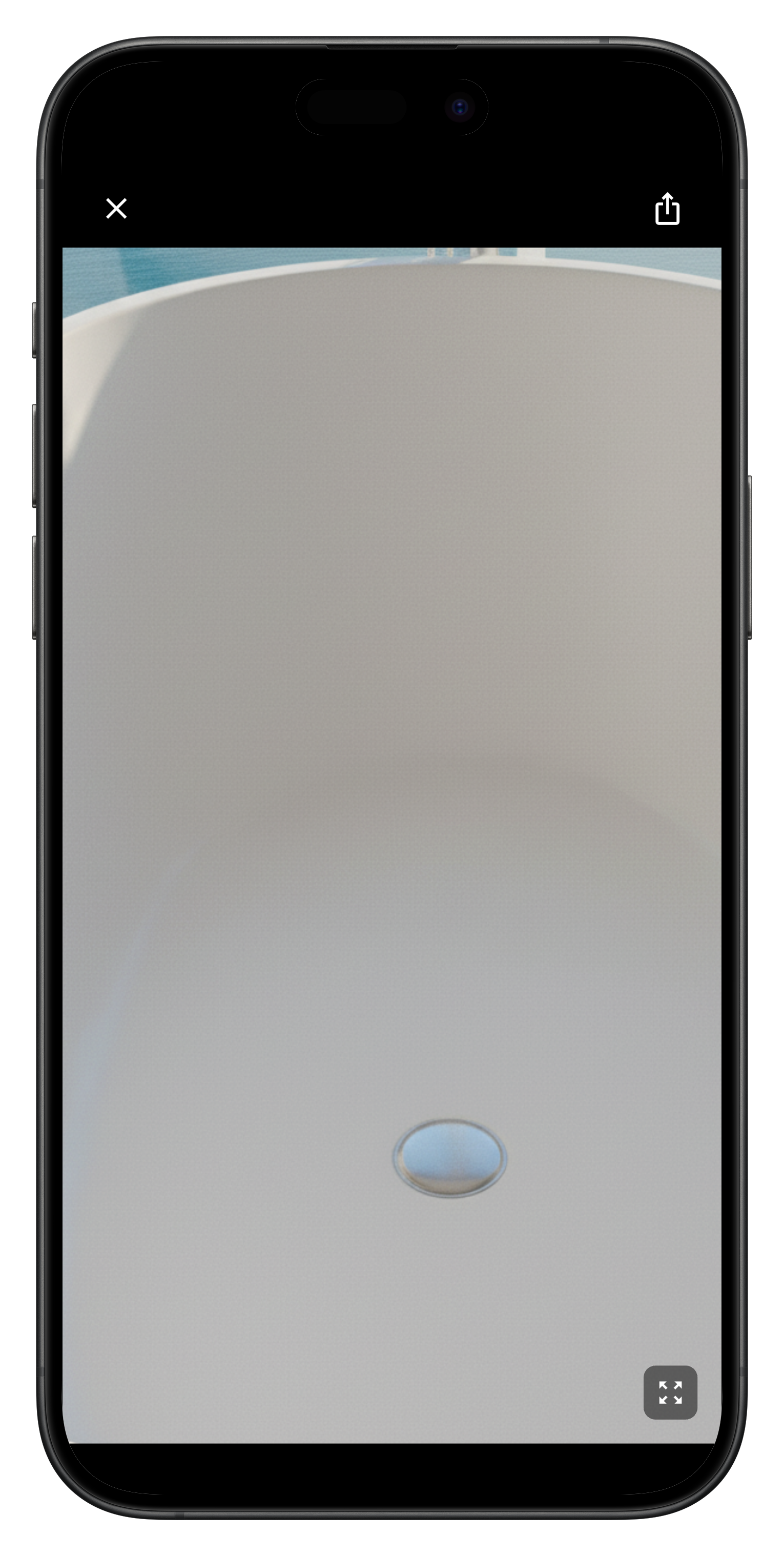 Host zooming into bathtub photo to counter guest complaint about cleanliness